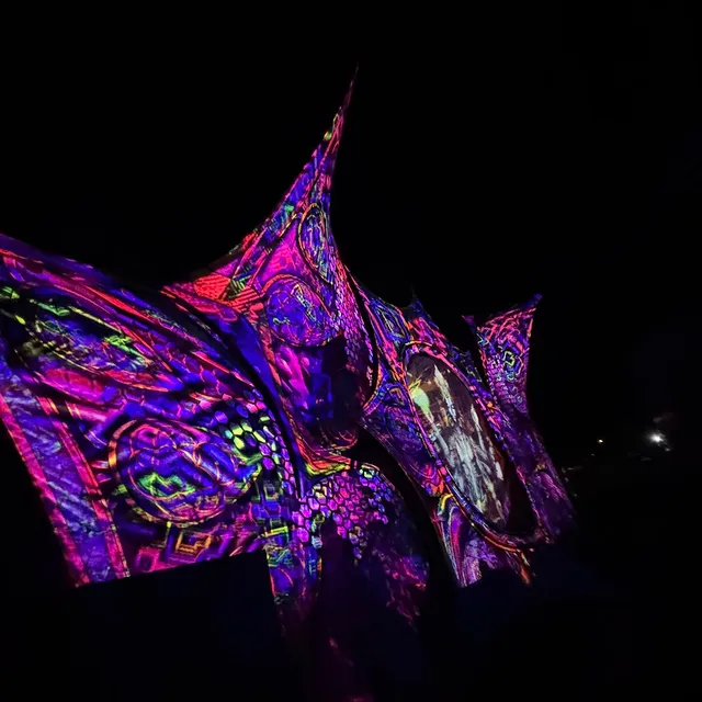 Cenografia psicodélica da ALLTRIP iluminada por luz UV